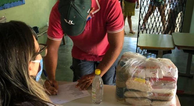 Aconteceu neste dia (15) a entrega de kits de alimentação escolar aos alunos da rede municipal de ensino da Educação de Jovens e Adultos( EJA) de Rafael Godeiro/RN