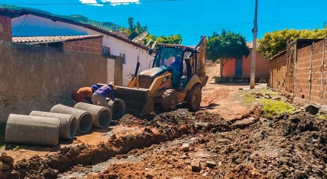 Em Água Nova, o governo municipal por meio das Secretarias de Obra, Infraestrutura e Meio Ambiente, iniciou a obra de assentamento da rede de tubulação de esgoto da Rua 15 de Novembro