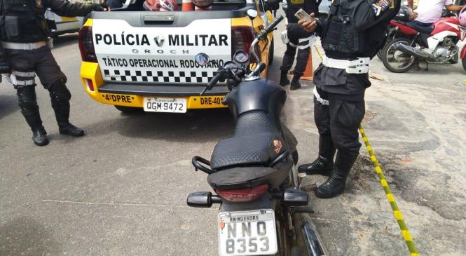 O 4º DPRE prende moto adulterada no centro da cidade de Pau dos Ferros