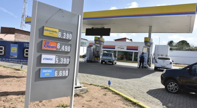 Preço de gasolina e encontrado acima de R$ 6 reais em Natal