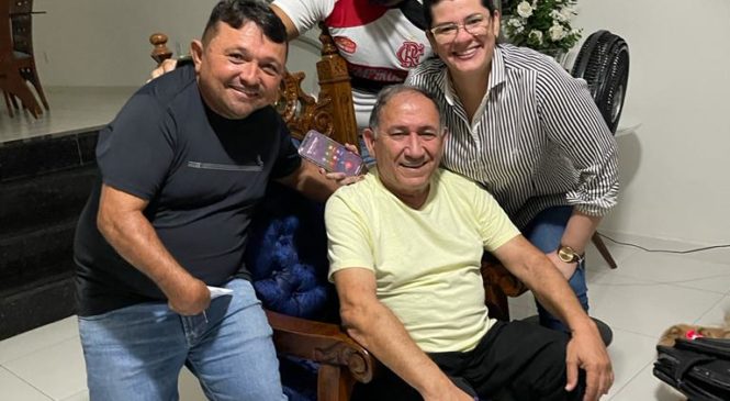 Prefeita Mariana Almeida e Nilton Figueiredo conversam, afinando o discurso político em Pau dos Ferros.