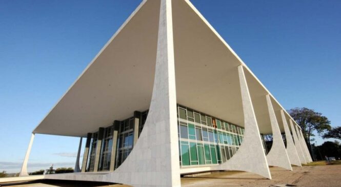 Maioria do STF vota por manter ampliação dos poderes do TSE contra fake news