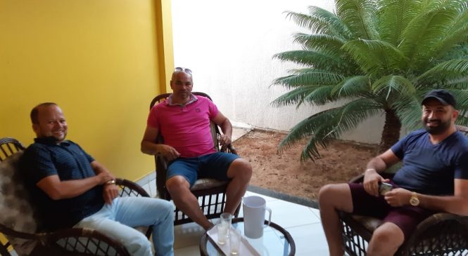 De mãos dadas Nicó Jr e Jório começam visitar e conversar com o Bacurau de Rafael Fernandes