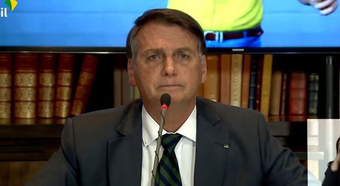 Bolsonaro faz live defendendo voto impresso e admite não ter provas de fraudes nas eleições