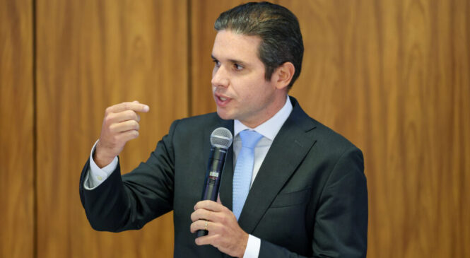 PL da anistia retorna à pauta na Câmara após retorno de Hugo Motta de viagem