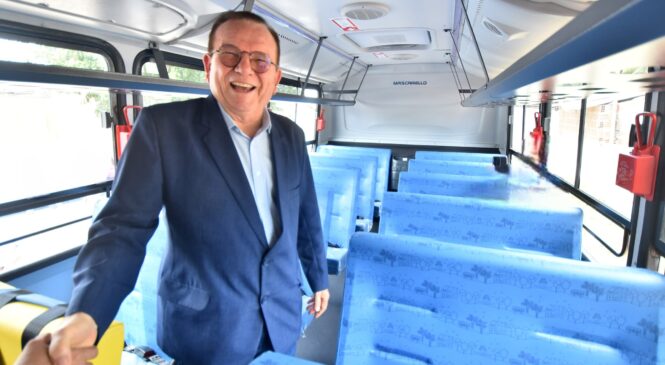 Prefeitura de São Gonçalo entrega novo ônibus escolar