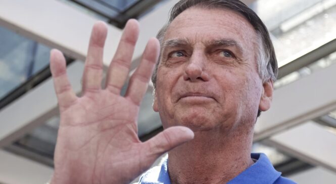 Por ordem de Moraes, Bolsonaro terá de usar tornozeleira eletrônica