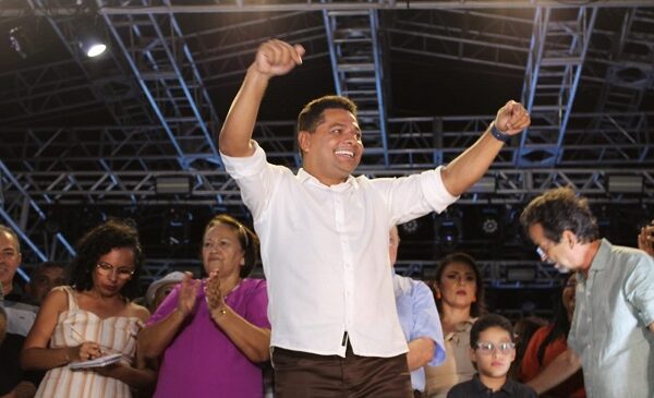 Irresponsabilidade: Ex- prefeito Eraldo Paiva Inaugura obra não concluída e prejudica a população.