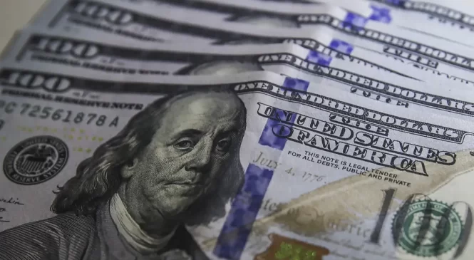 Dólar cai pelo 5º dia e fecha abaixo de R$ 5,30 pela primeira vez em 15 meses
