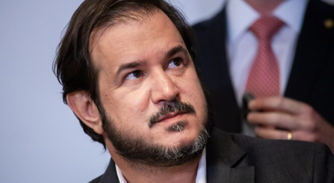 Rueda, presidente do União Brasil, vira alvo da PF na Carbono Oculto