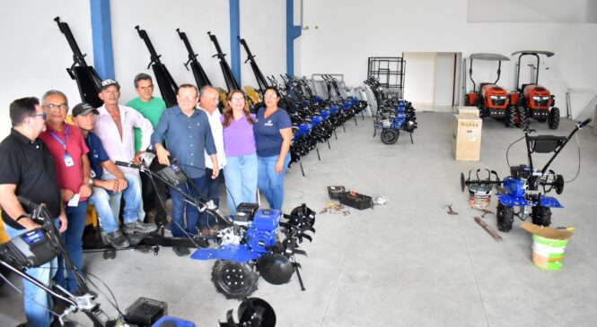 Prefeito Jaime Calado acompanha chegada dos mini e microtratores do Programa de Mecanização da Agricultura Familiar