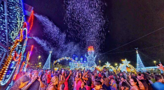 Iluminação natalina e neve artificial encantam população de São Gonçalo no dia da Emancipação Política
