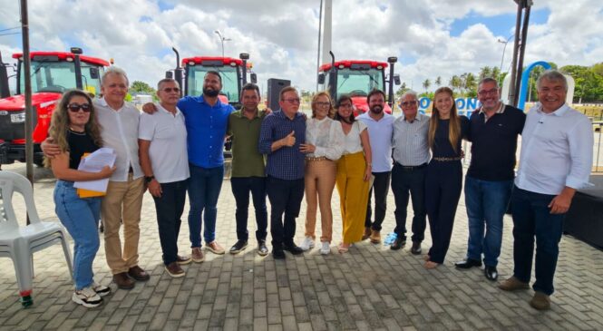 Zenaide entrega máquinas agrícolas para 18 municípios