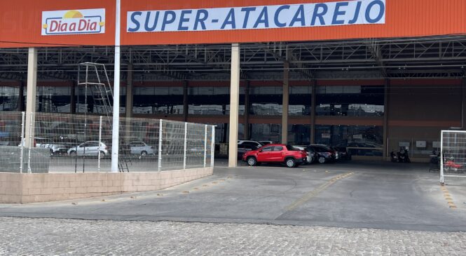 Além dos preços altos, supermercado agora cobra pelas embalagens