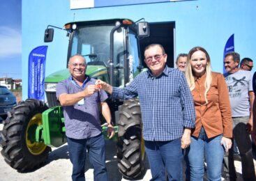 Prefeito Jaime Calado entrega trator novo à SEMADA viabilizado por emenda da senadora Zenaide Maia