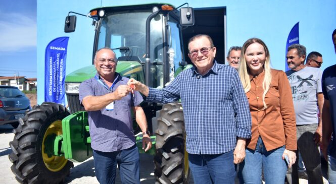 Prefeito Jaime Calado entrega trator novo à SEMADA viabilizado por emenda da senadora Zenaide Maia