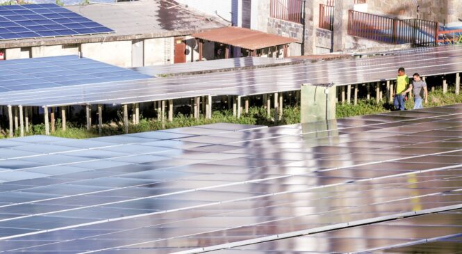 Justiça suspende cobranças de energia e impede corte de luz de consumidor com sistema solar