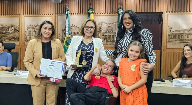 Vereadora Thabatta Pimenta presta homenagem a senadora Zenaide Maia.