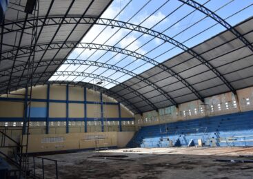 Reforma do ginásio do Centro de São Gonçalo entra na fase de instalação de nova cobertura