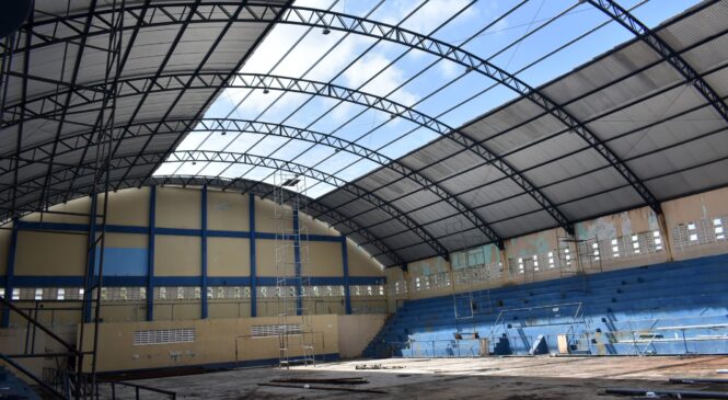 Reforma do ginásio do Centro de São Gonçalo entra na fase de instalação de nova cobertura