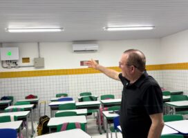 Prefeito Jaime Calado visita escolas em São Gonçalo para acompanhar o resultado da climatização das salas