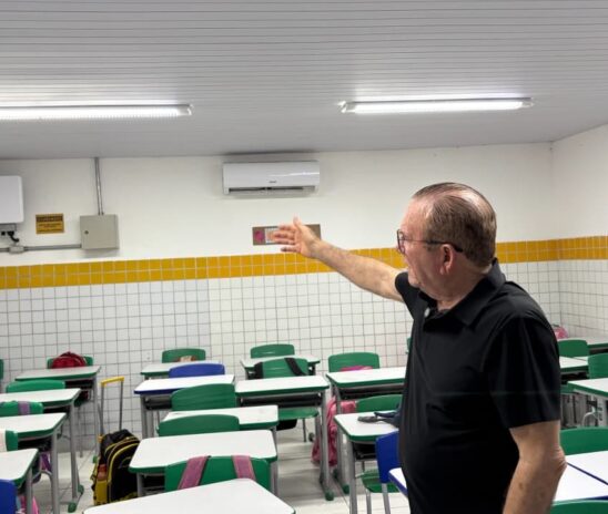 Prefeito Jaime Calado visita escolas em São Gonçalo para acompanhar o resultado da climatização das salas