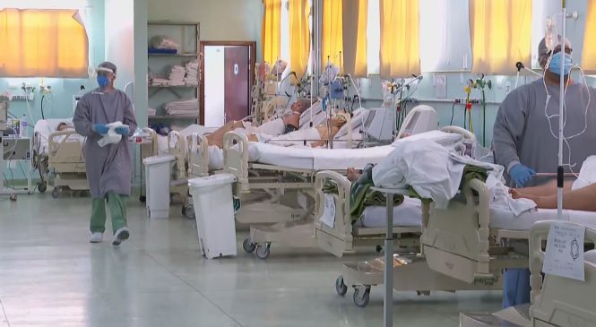 Média móvel de mortes por Covid está em queda em 21 estados