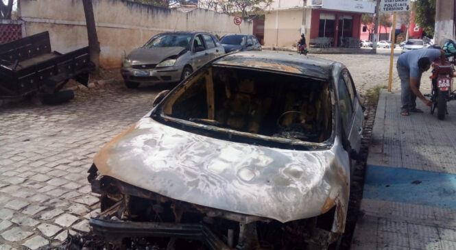 Carro apreendido em tiroteio é incendiado em frente à delegacia em Mossoró