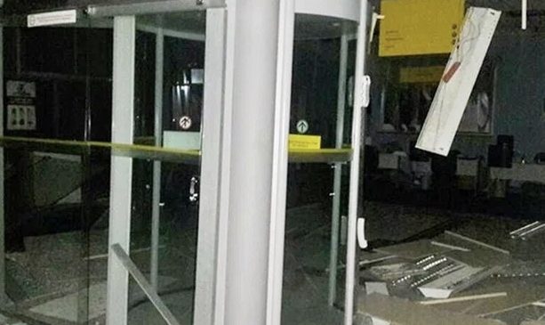 Bandidos assaltam banco, trocam tiros e incendeiam viatura policial em Lajes.