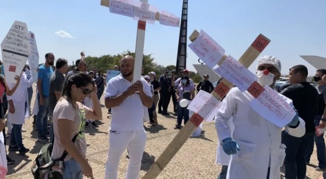 Profissionais de enfermagem fazem ato em frente ao STF contra suspensão da lei que fixa piso salarial da categoria