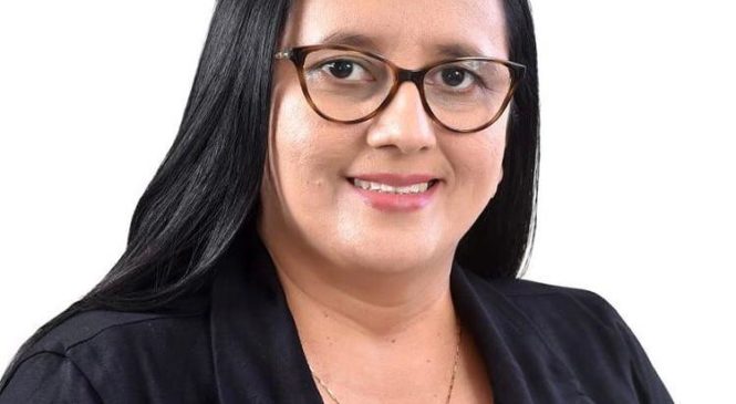 Mesmo viajando prefeita Janda Jácome monitora casos de COVID-19 em Frutuoso Gomes.