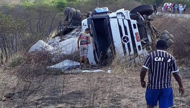 Carreta capota e motociclista morre em acidente entre Paraú e Triunfo Potiguar