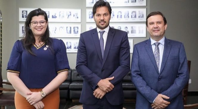 Acompanhada pelo deputado Galeno Torquato, Mariana foi ao MEC reivindicar a permanência do curso de Arquitetura e Urbanismo em Pau dos Ferros