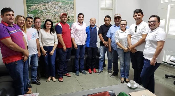 O Prefeito Alan Silveira se reuniu com os representantes do Sindicato dos Trabalhadores Públicos Municipais de Apodi (SINTRAPMA), e a comissão de negociação permanente
