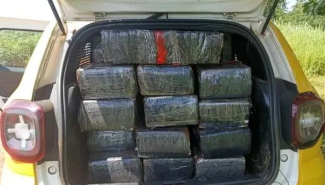 Mulher que transportava 700 kg de maconha é assaltada, chama a polícia e é presa