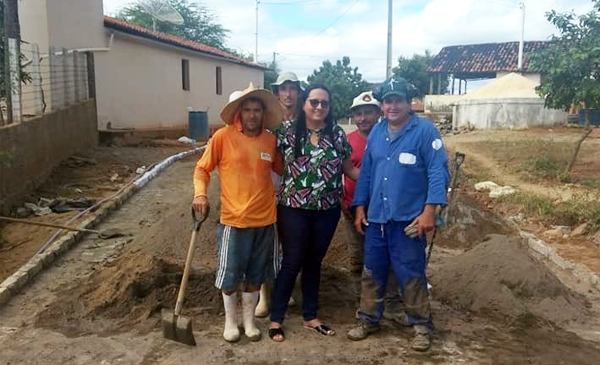 Prefeita Janda Jácome faz visita técnica ao serviço de calçamento do sitio logradouro em Frutuoso Gomes/RN