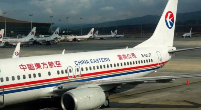 Avião com 132 pessoas a bordo cai na China