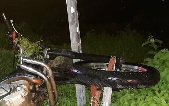 Três pessoas morrem após automóvel colidir violentamente na traseira de uma motocicleta na BR 405, em Pau dos Ferros.