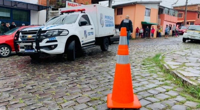 Homem em surto mata irmão, tenta atingir policiais com facão e acaba morto