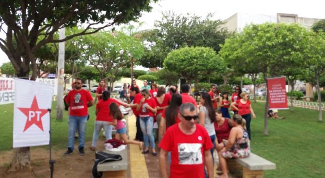 Manifestantes se reúne em Pau dos Ferros, na Praça da Matriz em favor de Lula