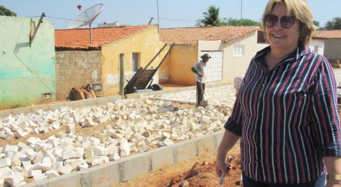 PREFEITA MARIA HELENA ACOMPANHA OBRAS DE PAVIMENTAÇÃO NO MUNICÍPIO