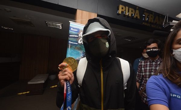 ítalo Ferreira, ouro em Tóquio, desembarca no RN