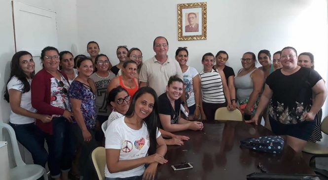 Equipe da Creche Municipal de Almino Afonso/RN, se reúne com o prefeito Waldênio Amorim