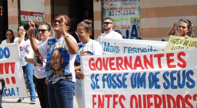 Mossoroenses vão às ruas pedir paz