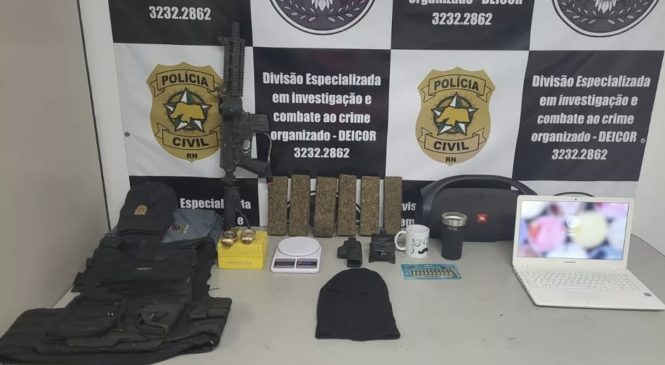 Traficante é preso com droga, farda da polícia e ‘simulacro’ de fuzil no RN