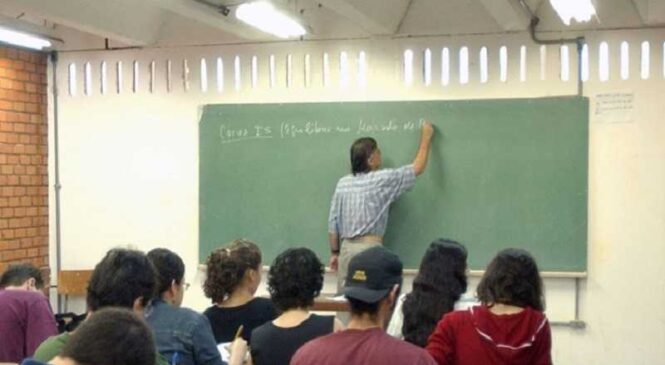 Justiça suspende efeitos da portaria que reajusta piso salarial dos professores