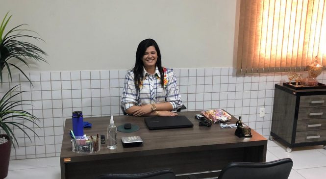Prefeita Mariana Almeida senta pela primeira vez na cadeira de prefeito em Pau dos Ferros