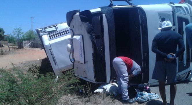 Caminhão Baú capota na BR 405, em São Francisco do Oeste