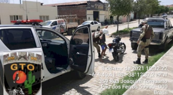 Adolescente é apreendido com drogas após tentar fugir da PM em Pau dos Ferros, RN