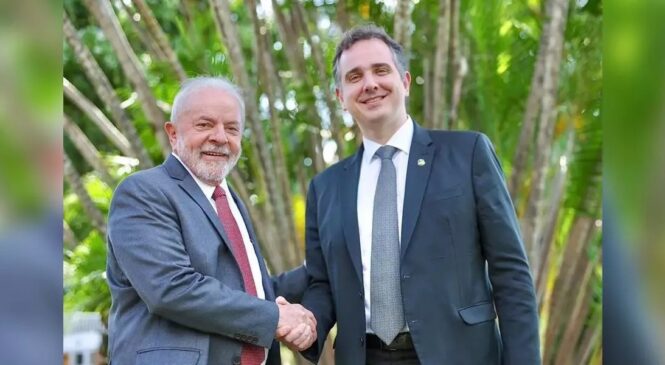 Com apoio de Lula, Rodrigo Pacheco é reeleito presidente do Senado